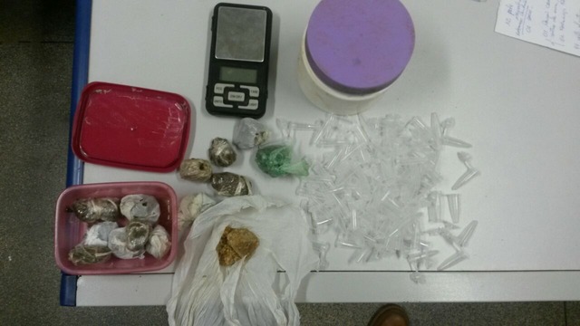 Após denúncia, SIG apreende drogas em residência de Três Lagoas A droga estava enterrada (Foto/Divulgação/SIG)