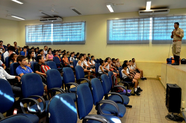 Assistência realiza palestra sobre acidente doméstico para mais de 920 crianças O palestrante Josué dos Santos Morais, 1º Sargento Bombeiro Militar, explanou sobre forma de evitar acidentes domésticos (Foto: Divulgação/Assessoria)
