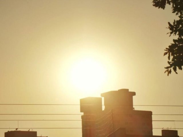 Porto Murtinho lidera ranking de temperatura mais alta do País Nas primeira horas do dia, sol já brilhava forte em Campo Grande (Foto: Henrique Kawaminami)