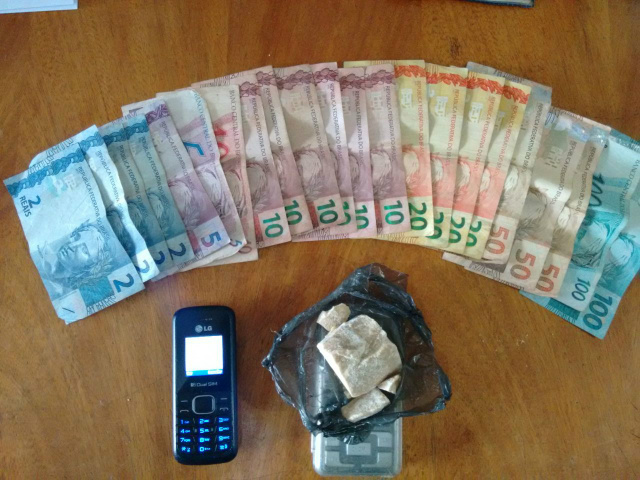 Depois de tentar fugir, homem confessa tráfico e é preso pela ROTAI Objetos encontrados com o traficante, preso por policiais da ROTAI (Rondas Táticas do Interior. (Foto: Assessoria)
