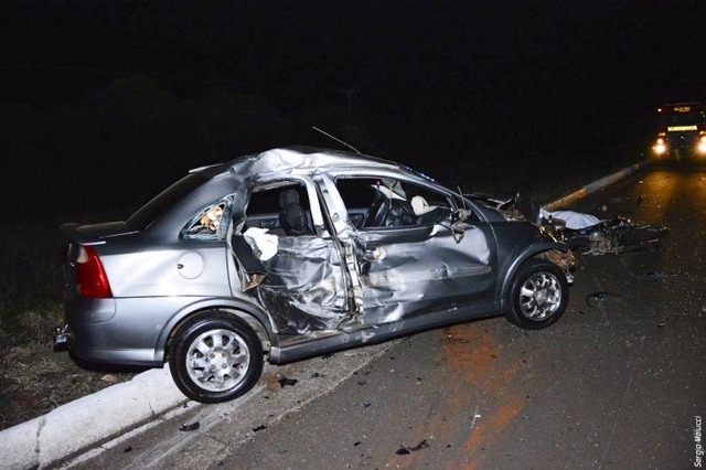 Carro atropela anta, invade pista contrária e mata motociclista na BR-267 em Bataguassu Foto: Cipó