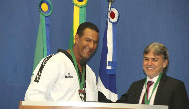 O professor Celso, satisfeito, agradece ao vereador Jorginho a homenagem a ele e a seus colegas atletas (Foto: Divulgação)
