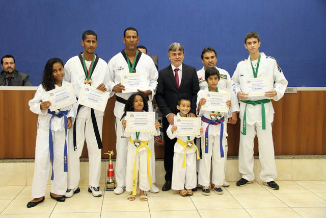 Atletas são homenageados com Moção de Congratulação O propositor da honraria, vereador Jorginho do Gás, com os atletas homenageados (Foto: Divulgação)