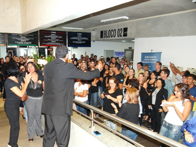 Servidores do Judiciário fizeram 2º intervalo sincronizado nesta quarta-feira Presidente Fabiano Reis em Fórum de Campo Grande no primeiro protesto. (Foto: Divulgação)