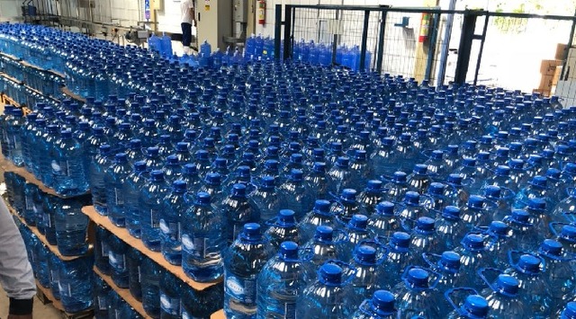 São 1.030 colhões, 250 cestas básicas, 150 kits com fraldas e pomadas para crianças e idosos, além de 10 mil galões de água. (Foto: Divulgação)