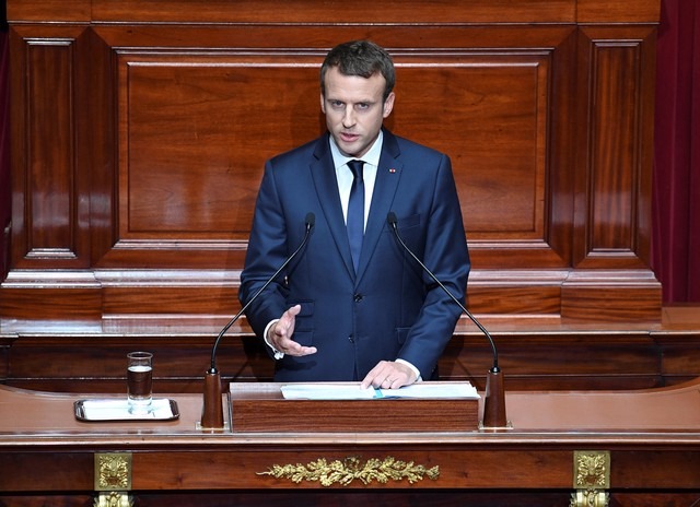 O presidente da França, Emmanuel Macron, discursando em frente ao Parlamento francês reunido em Versailles (Foto: Reuters)