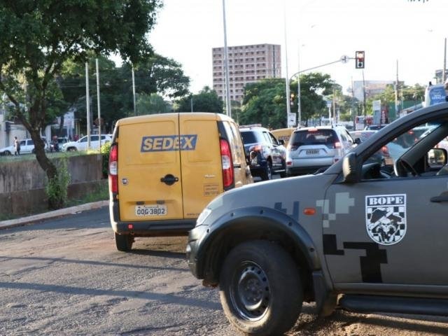 Enem para pessoas privadas de liberdade começa nesta terça Provas foram escoltadas pelo Bope (Foto: Henrique Kawaminami)