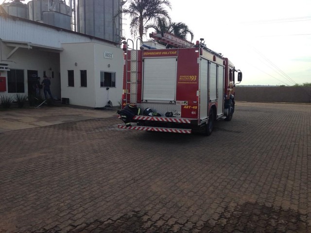 Bombeiros controlaram incêndio em fábrica de rações (Foto: Osvaldo Nóbrega/TV Morena)