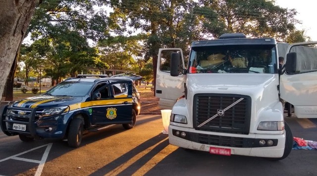 PRF apreende 83,5 kg de cocaína, armas e munições em Três Lagoas Carreta levava drogas, armas e munições. Foto: Divulgação PRF