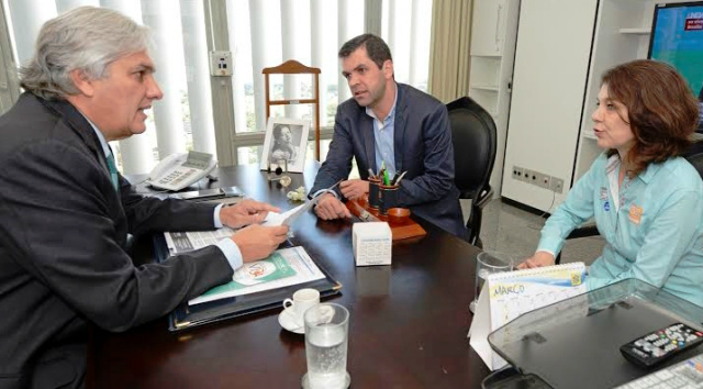 Delcídio vai ajudar Hospital do Câncer a receber recursos federais Delcídio se comprometeu, na reunião com diretores do Hospital do Câncer, a ajudar a instituição (Foto: Divulgação)