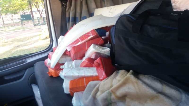 PRF apreende 83,5 kg de cocaína, armas e munições em Três Lagoas Tabletes com pasta base de cocaína