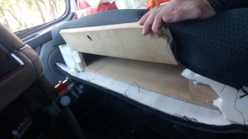 Compartimento oculto na cabine do caminhão. Foto: PRF
