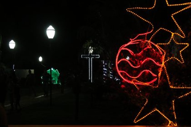 Administração Municipal inaugura iluminação Natalina na Praça do Jupiá É a primeira vez que a comunidade recebe os enfeites natalinos (Foto/Assessoria)