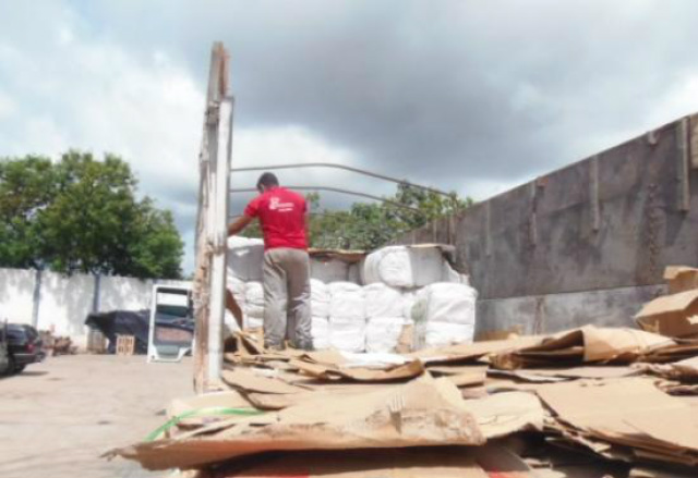 Ao tentar recolocar a lona no lugar os policiais descobriram uma grande quantidade de sacos contendo tecidos e cobertos por papelões (Foto: Policia Militar)