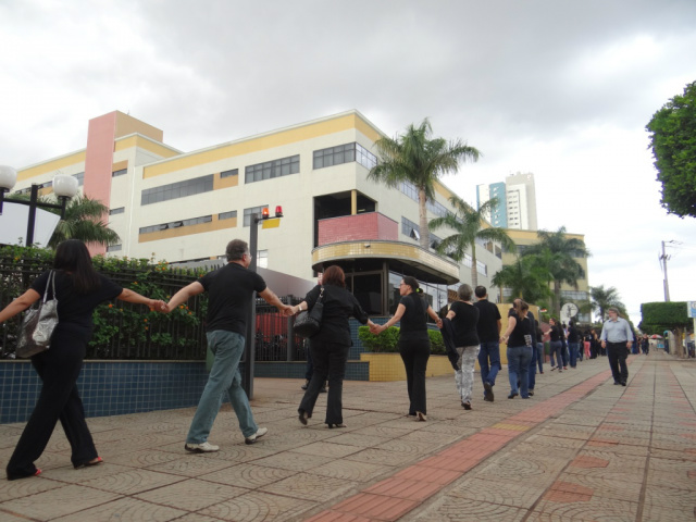 De mãos dadas, servidores mostram união no Poder Judiciário Servidores em torno do Fórum de Campo Grande. (Foto: Divulgação)
