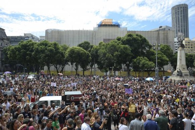 Milhares de pessoas participam de ato em memória do motorista Anderson Pedro Gomes e da vereadora Marielle Franco, em frente à Câmara dos Vereadores. (Foto: Tânia Rêgo/Agência Brasil)