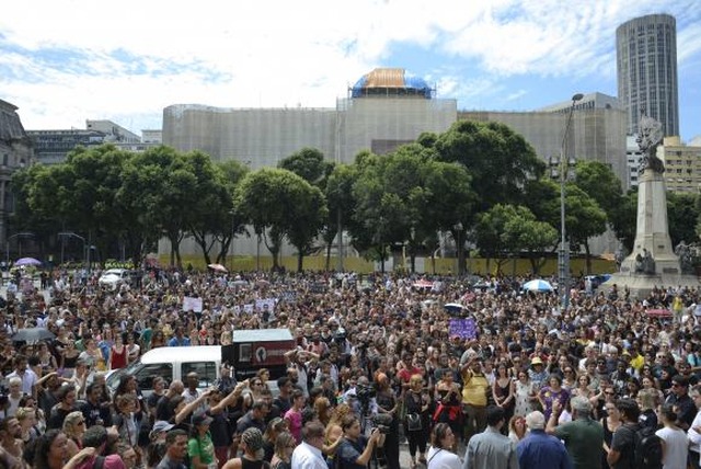 Corpos de Marielle e Anderson chegam à Câmara Municipal para velório Milhares de pessoas participam de ato em memória do motorista Anderson Pedro Gomes e da vereadora Marielle Franco, em frente à Câmara dos Vereadores. (Foto: Tânia Rêgo/Agência Brasil)
