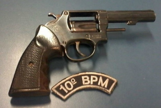 O revólver é da marca Taurus/838 calibre 38 com três munições intactas do mesmo calibre (Foto: Divulgação/PM MS)