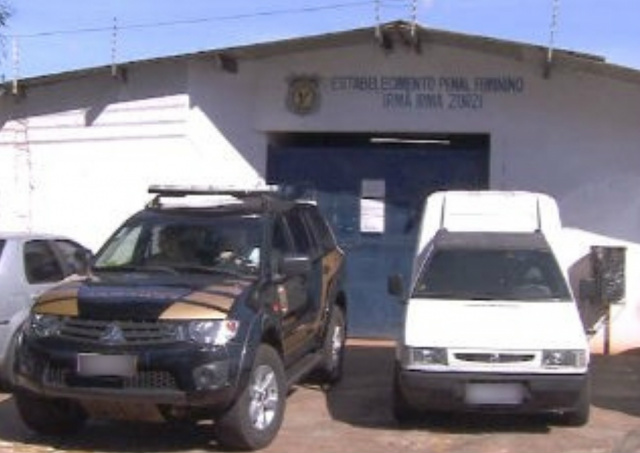 Veículo da PF que fez a transferência da suspeita para o presídio (Foto: Reprodução/TV Morena) 