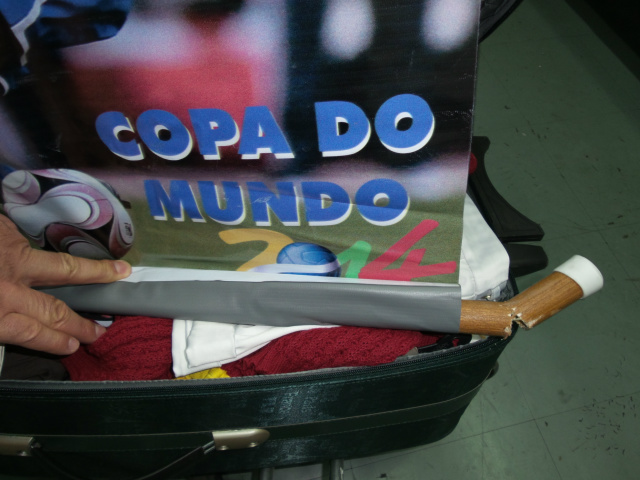 PF apreende cocaína em banners de jogadores da seleção Nas 32 hastes que suportam os banners, onde deveria haver madeira, tinha na verdade cocaína prensada envolta em uma fina película de madeira (Foto: Polícia Federal)