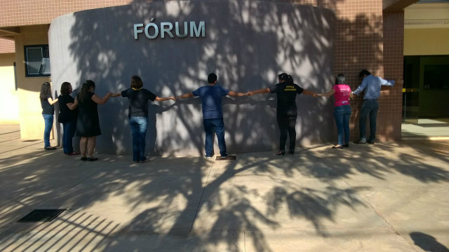 De mãos dadas, servidores mostram união no Poder Judiciário De mãos dadas, servidores mostram união no Poder Judiciário