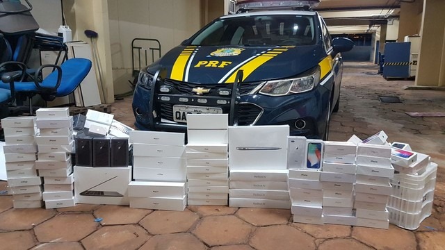 Casal é flagrado em MS com quase 200 celulares sem documentação Celulares e eletrônicos sem documentação fiscal apreendidos em MS (Foto: PRF/Divulgação)