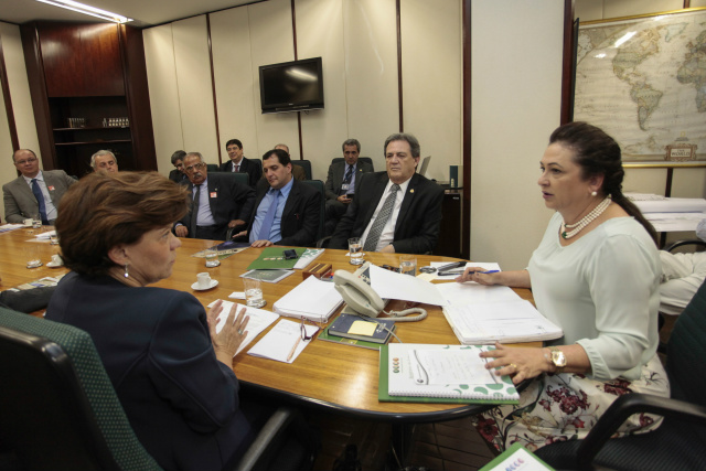 Moka e ministra Kátia Abreu durante audiência realizada ontem (01º), em Brasília. (Foto: Divulgação)