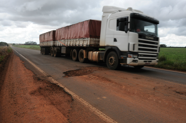 Chapadão do Sul apela ao DNIT para acabar com as crateras da BR-060 Os veículos que transitam pelo local, tem dificuldades, em razão do tamanho da cratera que está no local. (Foto: Divulgação)