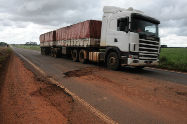 Os veículos que transitam pelo local, tem dificuldades, em razão do tamanho da cratera que está no local. (Foto: Divulgação)