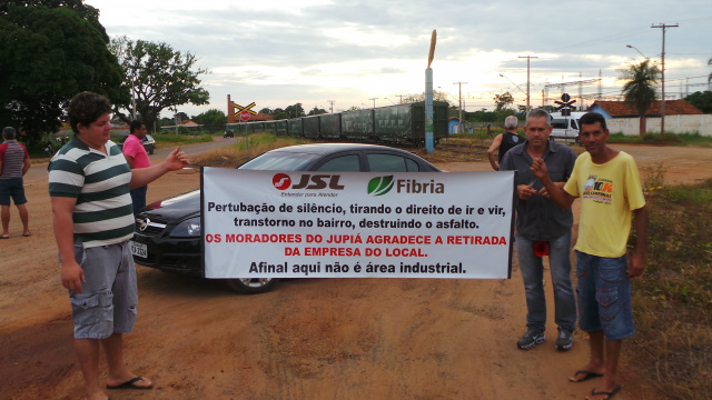 Após telefonema do consultor da Fibria, os líderes do movimento decidiram decidiram encerrar o bloqueio da via e vão aguardar o resultado da reunião (Foto: Ricardo Ojeda) 