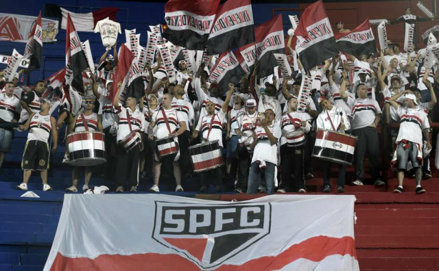 Torcida do São Paulo comparece ao estádio Nuevo Gasômetro; pressão para as últimas rodadas. (Foto: Divulgação)