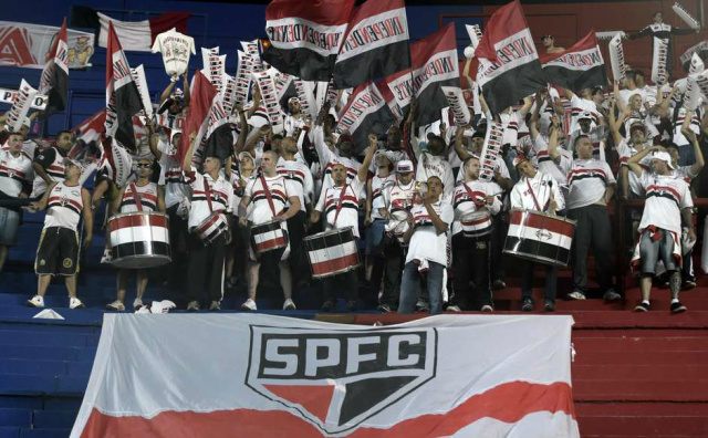 São Paulo perde e Corinthians ganha na rodada; os times se enfrentam no dia 22 de abril Torcida do São Paulo comparece ao estádio Nuevo Gasômetro; pressão para as últimas rodadas. (Foto: Divulgação)