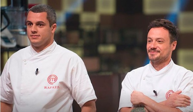 Rafael (esq.) e William disputam o troféu do MasterChef Profissionais. Final é hoje. Foto: Reprodução Band.