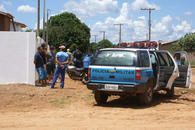 Viatura da Polícia Militar nas proximidades da residência das vítimas
Foto: Guta Rufino