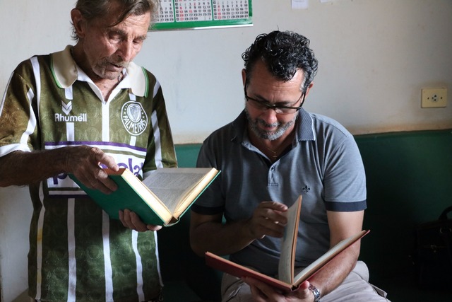 Idoso de 84 anos doa coleção de livros para escolas em Três Lagoas Todos foram entregues com carinho aos diretores (Foto/Assessoria)