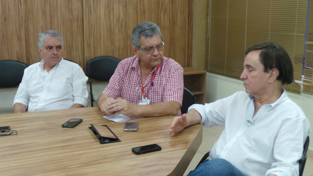 Antonio Di Pasquele, gerente geral de projetos e Carlos Monteiro, diretor industrial falaram por mais de 1 hora sobre a expansão da fábrica ao jornalista Ricardo Ojeda (Foto: Daniela Silis)
