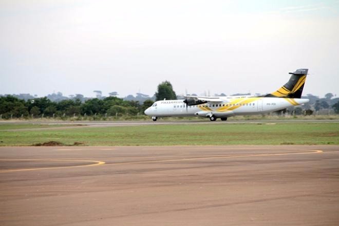 Aeronave da Passaredo no aeroporto de Três Lagoas. (Foto: Arquivo/ Perfil News). 