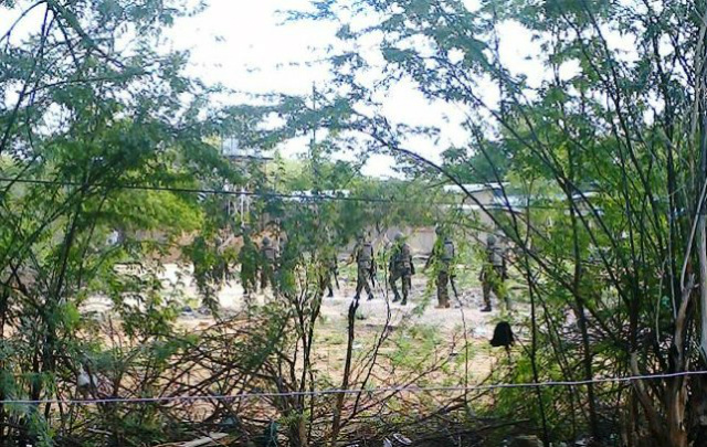 Militares cercam o prédio da universidade no Quênia, onde ocorreu o ataque terrorista (Foto: Google)
