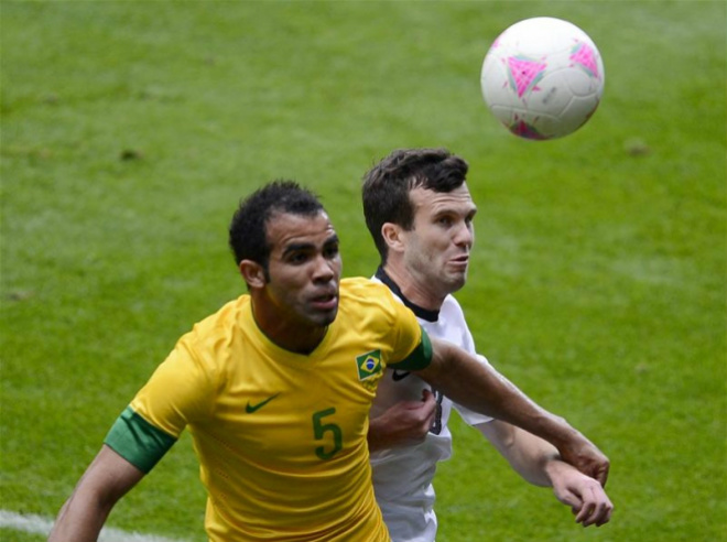 Duelo ocorreu no St. James Park, em Newcastle, no nordeste da Inglaterra, (Foto: Action Images) 