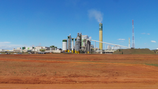 Anteriormente nesse local existia um terreno acidentado, com morros que impedia uma ampla visualização da fábrica. Em pouco mais de 1 ano a área apresenta um novo visual (Foto: Daniela Silis) 