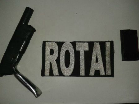 Rotai prende dupla com simulacro de arma de fogo Além do simulacro, Rotai apreendeu a moto usada pela dupla (Foto: Assessoria)