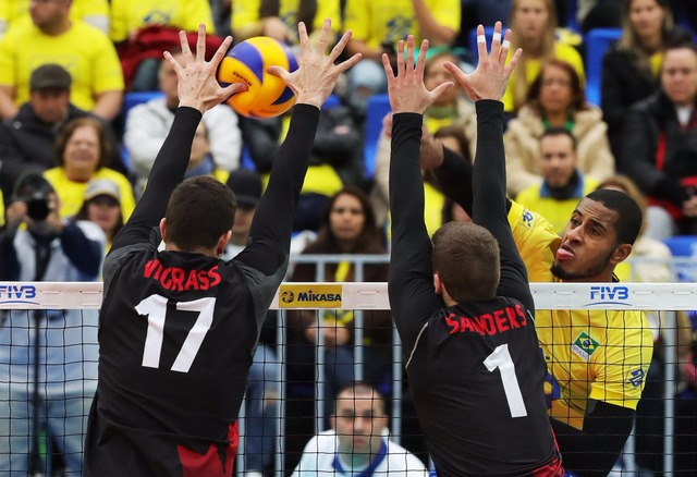 No frio de Curitiba, Brasil demora a aquecer, mas bate o Canadá na estreia Brasil x Canadá Liga Mundial de Vôlei na Arena da Baixada (Foto: Divulgação/FIVB)