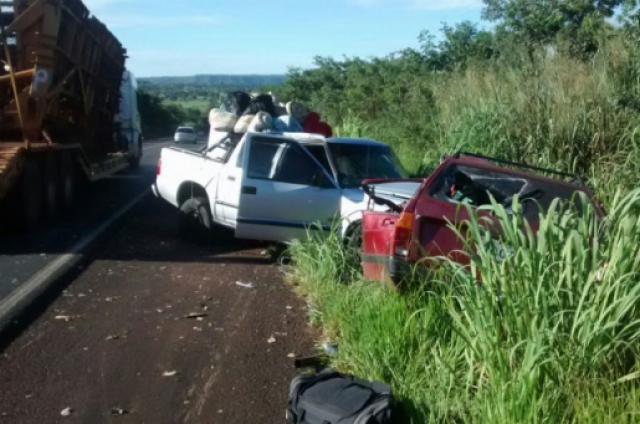 A caminhonete e a Parati, que se chocaram na manhã de hoje, fazendo duas vítimas fatais (Foto: Cassilândia News)