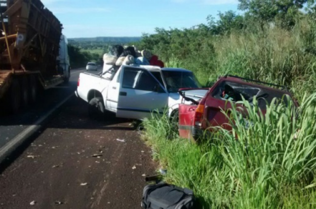 Funcionário público e cantor morrem em colisão de Parati e caminhonete, na BR-158 A caminhonete e a Parati, que se chocaram na manhã de hoje, fazendo duas vítimas fatais (Foto: Cassilândia News)