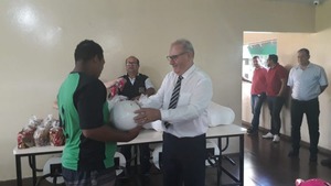 Projeto Além dos Muros doa a crianças carentes brinquedos e panetones feitos em presídios