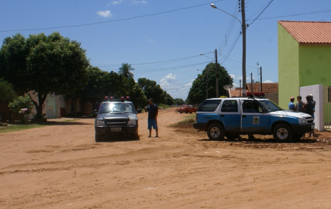 Duas pessoas são mantidas reféns durante assalto no Parque São Carlos Equipes da Polícia Militar iniciando diligências
Foto: Guta Rufino