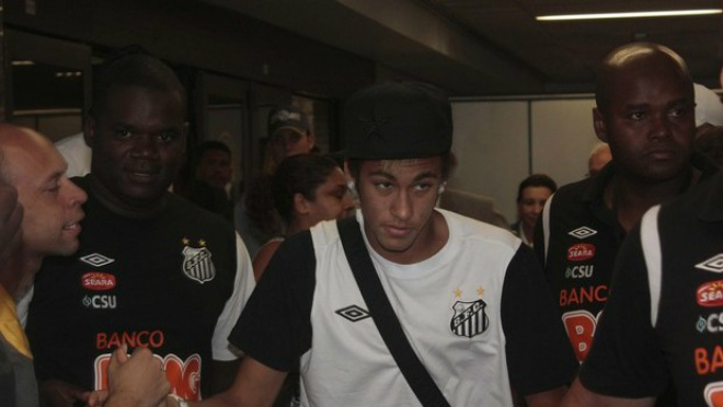Tumulto em aeroporto marca volta do time do Santos para casa Neymar desembarca em Cumbica, acompanhado por seguranças
Foto: Futura Press