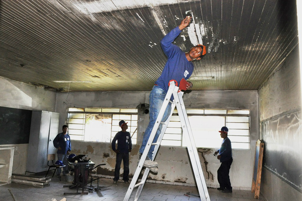 Escola Municipal que teve sala incendiada passa por reparos Além dos danos à salada de aula, materiais didáticos também foram perdidos por conta do fogo (Foto: Assessoria)
