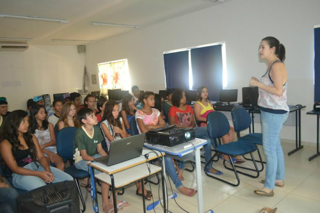 A engenheira ambiental fala aos alunos sobre a importância da água (Foto: Divulgação)