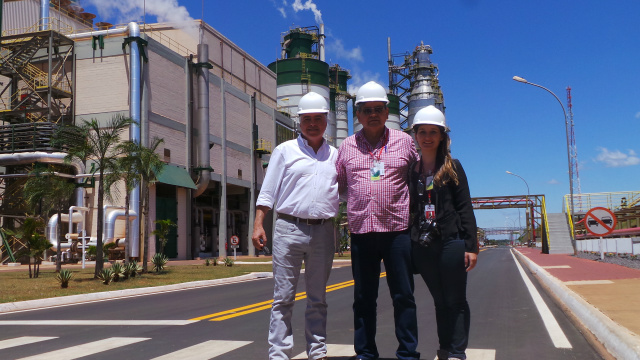 O gerente geral de projetos da Eldorado Brasil, Antonio Di Pasquale, com os jornalistas, Ricardo Ojeda e Daniela Silis (Foto: Sidnei Ramos)
